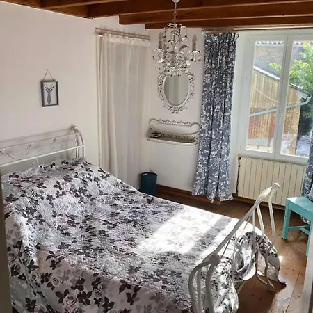 Lovely 2-Bed House In Paizay-Naudouin-Embourie بيت للعطل