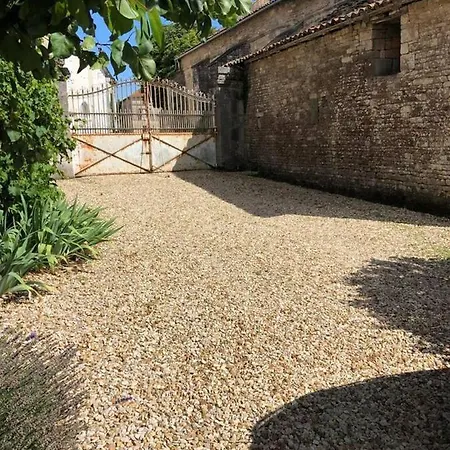 Lovely 2-Bed House In Paizay-Naudouin-Embourie